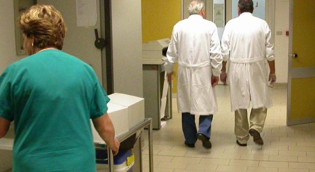Bari, calci e schiaffi alle infermiere dell'ospedale: avevano chiesto di entrare uno alla volta ai familiari di una paziente
