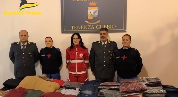 La Guardia di finanza dona alla Croce Rossa i capi di abbigliamento con griffe contraffatte sequestrati nel 2023