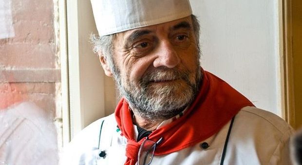 Addio a Peppino Falconio, il re degli chef Funerale lungo la strada per Peppino Falconio, il re degli chef. Il figlio: presto una grande festa
