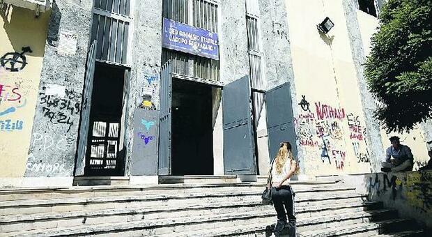 Coronavirus a Napoli: troppi alunni, al liceo Sannazaro si torna in classe a turno