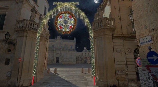 Aria di Natale in città tra addobbi e lucine: ma in piazza Duomo via l'arco di ghirlande e il rosone di luminarie