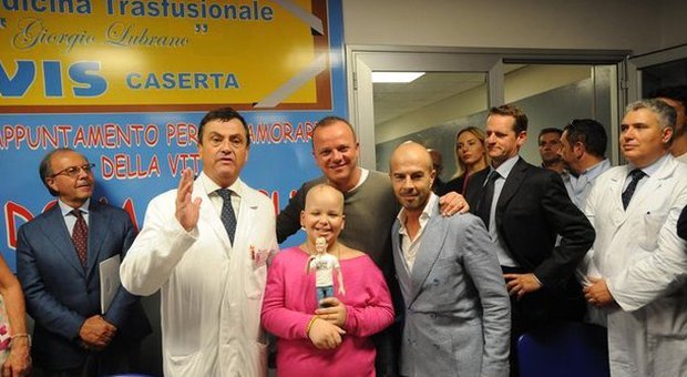 «Spegniamo i fuochi», Gigi D'Alessio con i bimbi dell'ospedale Moscati: abbracci e solidarietà