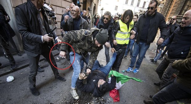 Saluti romani e violenza tra i tassisti e gli ambulanti in piazza a Roma: identificato il manifestante col tirapugni