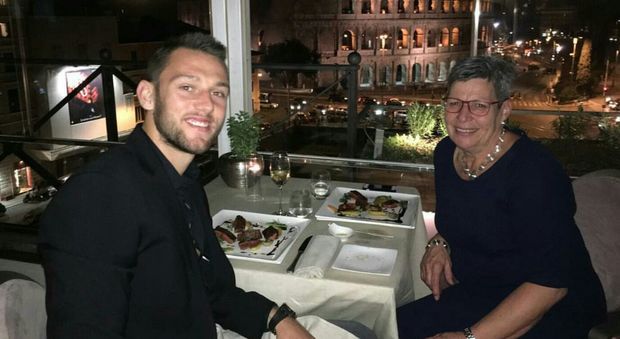 Stefan de Vrij, il calciatore della Lazio a cena con mammà con vista sul Colosseo