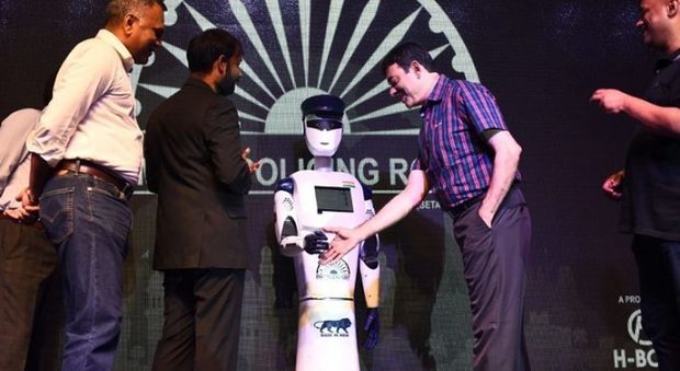 India, ecco il primo robot poliziotto intelligente: può trovare bombe e registrare denunce