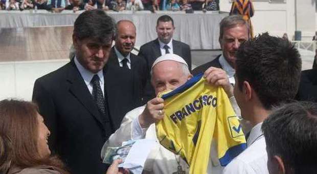 il papa prende la maglietta dell'Ischia