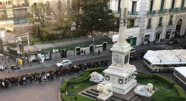 Napoli, folla pazzesca di giovani a Chiaia per il temporary store di ClioMakeUp
