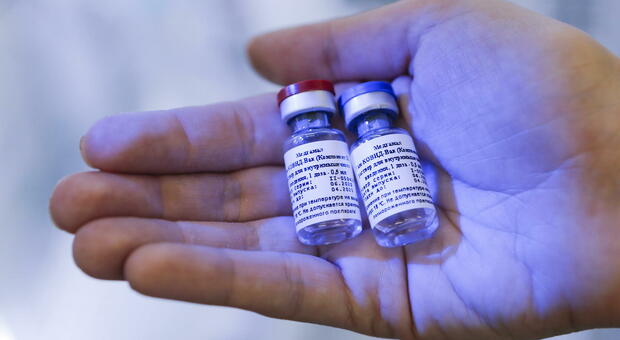 Coronavirus, il vaccino russo «protegge per due anni». Ma un medico si dimette per protesta