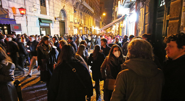 Napoli, musica a tutto volume e orari non rispettati: pioggia di multe per i locali della movida
