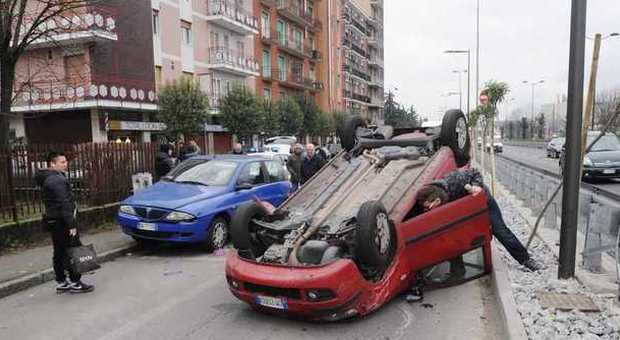 Paura a Segrate: si ribalta un'auto sulla Cassanese, anziana sotto choc