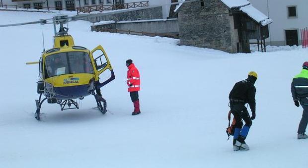 Cade sulle piste: giovane sciatore soccorso con l'elicottero