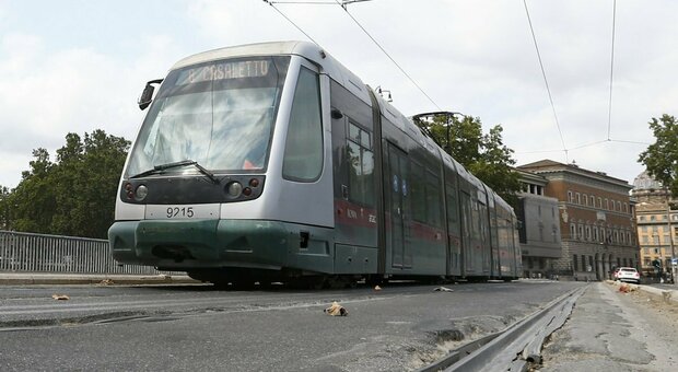 Roma, sui tram si viaggia a 10 all'ora: manutenzioni saltate dell'Atac