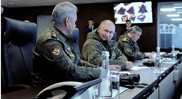 Putin, i sorrisi con Shoigu per mascherare le sabbie mobili in Ucraina: le truppe dello Zar non sfondano