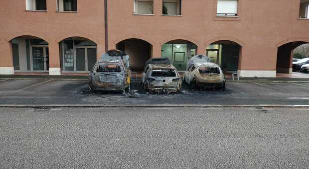 Le auto distrutte dalle fiamme a Ferentino