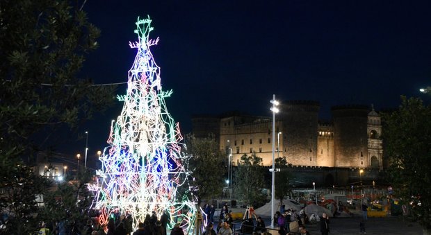 Napoli Christmas Village a piazza Municipio: bancarelle, gastronomia e show