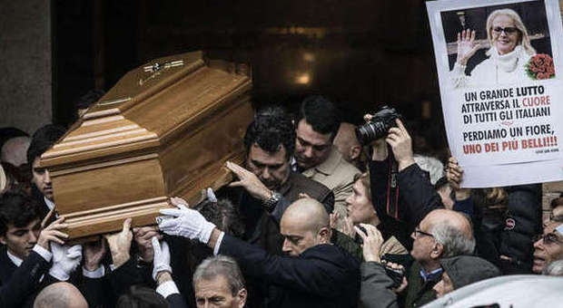 I funerali di Virna Lisi: da Gabriel Garko a Vanzina l'ultimo saluto alla regina del cinema