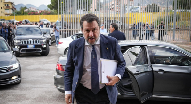 https://statics.cedscdn.it/photos/MED/33/84/8423384_18101933_salvini_processo_oggi.jpg