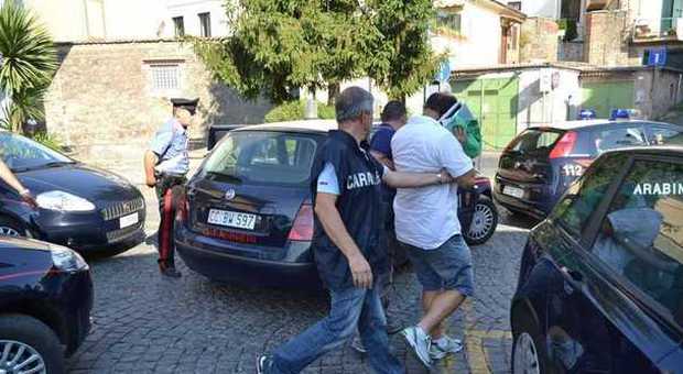 Tuscania, razzia nel negozio di profumi: coppia arrestata dai carabinieri