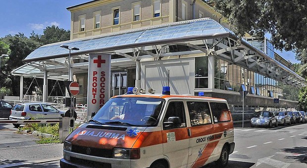 Pesaro, camion perde olio in strada: 4 scooteristi finiscono all'ospedale