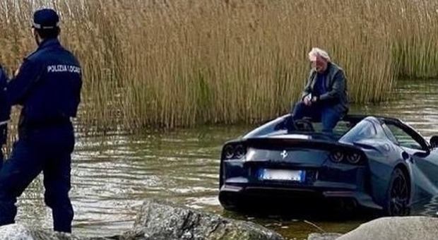 Sirmione, dimentica la Ferrari in folle: il bolide finisce dentro al lago