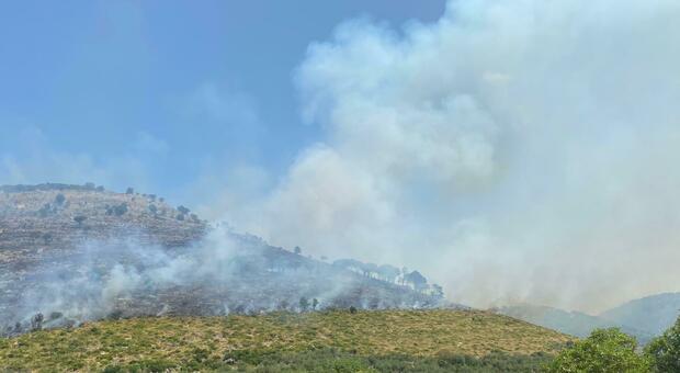 Incendio no stop sulle alture di Fondi, bruciano bosco e macchia mediterranea