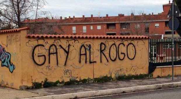Roma, scritta choc contro i gay sul muro delle scuole elementari e medie all'Infernetto