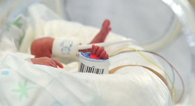 Neonato muore in ospedale dopo il parto cesareo d'urgenza: distacco della placenta