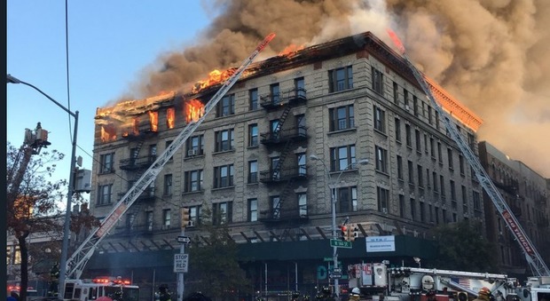 New York, paura a Manhattan: in fiamme un palazzo di sette piani nella zona di Harlem Video