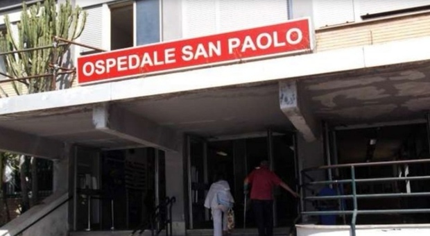 Napoli, aggressione all'ospedale San Paolo: «Dov'è la sedia?», ferito un vigilantes
