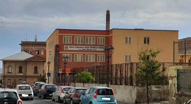 Covid, due alunni positivi: istituto comprensivo chiuso per sanificazione a Torre del Greco