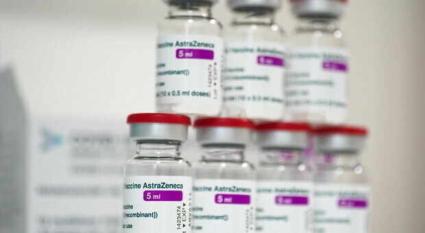 AstraZeneca, nuovo vaccino efficace contro la variante Beta: al via i test, anche per il mix