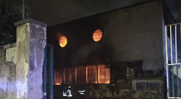 Napoli, incendio nell'ex mercato: laboratorio Arpac per il monitoraggio dell'inquinamento