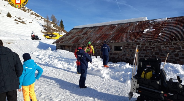 A passeggio con i genitori, crolla la neve dal tetto: bimbo di 8 anni viene sommerso