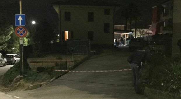 Femminicidio nelle Marche, uomo uccide la moglie a coltellate in casa. La vittima aveva 85 anni