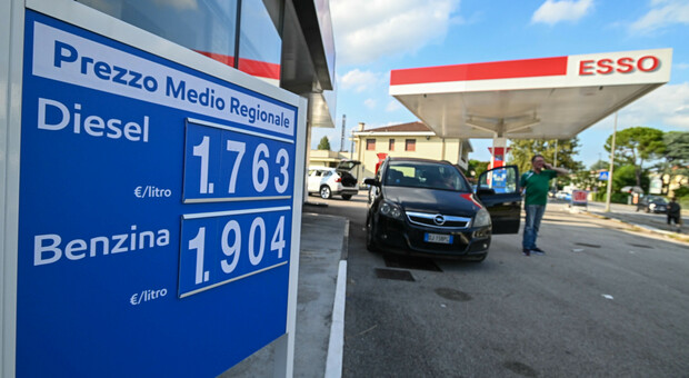 (Foto d'archivio) Caro carburanti, in Fvg arriva l'app per risparmiare al distributore. Prezzi e sconti in tempo reale sul telefono