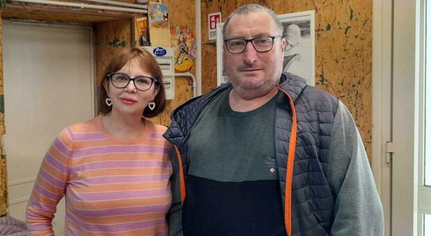 Bruno Aloisi, 63 anni, con Svetlana. «Scambiato per spia in Russia, il mio Bruno ha rischiato l’arresto»