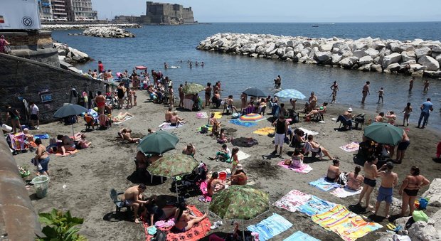 Napoli, boom d'agosto a Mappatella caos e bagni di gruppo in fontana