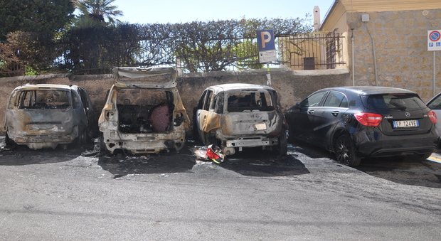 Attentato incendiario a Gaeta, una delle auto bruciate è dell'avvocato di una cronista minacciata di morte