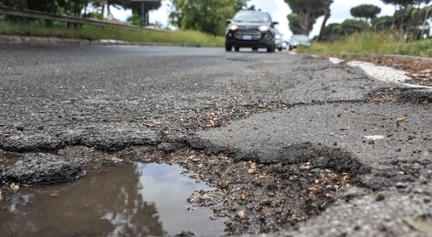 immagine Buche, lavori in ritardo:è di nuovo emergenza buche killer dal litorale al centro