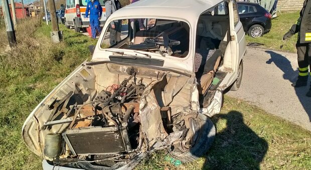 Incidente frontale a Ceprano, due feriti e distrutta una vecchia Renault 4