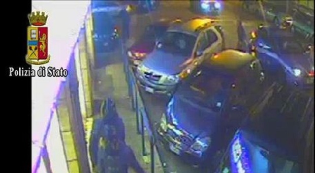 Furto in auto nel parcheggio sotterraneo, interviene la polizia (foto di repertorio)