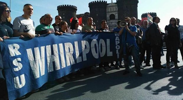Una manifestazione dei lavoratori Whirlpool