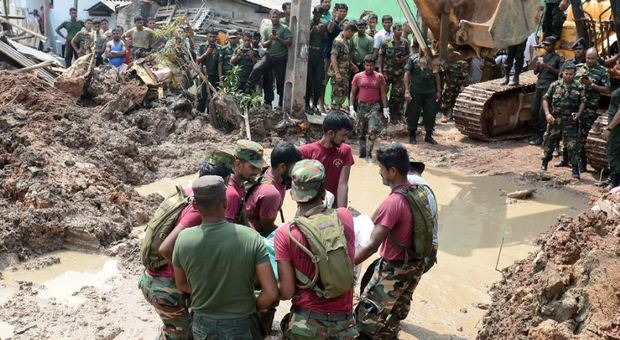 Sri Lanka, montagna di spazzatura crolla su baraccopoli: 16 morti