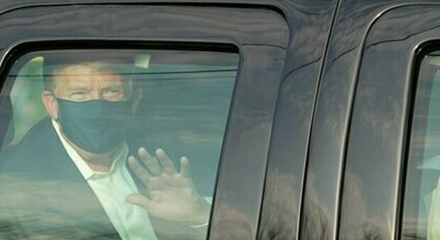 Donald Trump esce dall'ospedale per salutare i fan. I medici: «Ha avuto due episodi di caduta di ossigeno, lunedì forse dimesso»