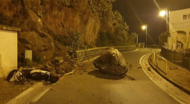 Frana a Ischia, pesante masso si stacca da un costone roccioso e cade in strada: evacuate 25 persone