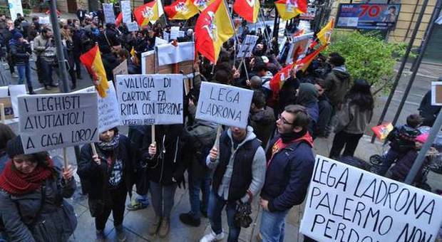 Uova e ortaggi contro Salvini: "Mai attaccato i meridionali"