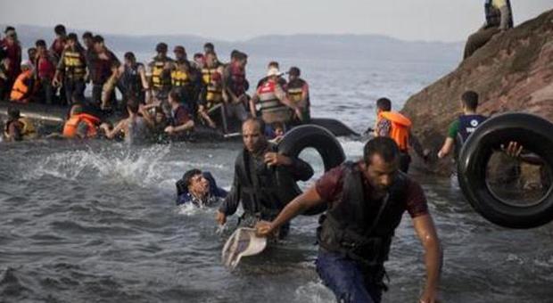 Migranti, l’Ungheria richiama i riservisti e completa il muro con la Croazia