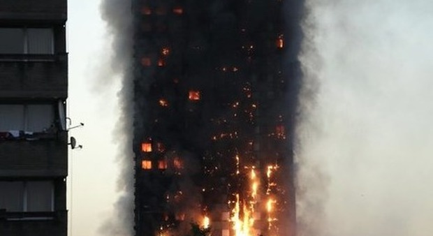 Londra, tragedia nel grattacielo in fiamme: mamma fugge con i sei figli ma si accorge di averne salvati solo quattro