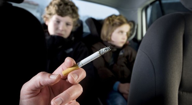 Trieste, fuma in auto con a bordo il figlio piccolo: multato