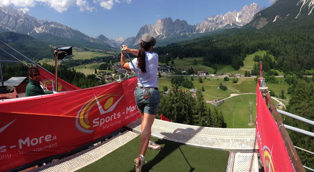 Il golf dall'eccezionale visuale del trampolino in disuso di Zuel, a Cortina